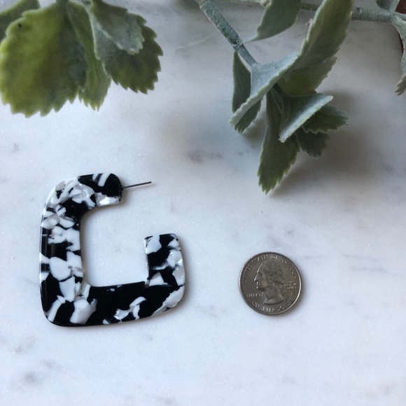 The Emery - Acrylic Geometric Hoops - Picture 3 of 3